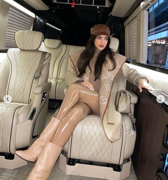 Además, apareció con un abrigo crema con cuello 'oversized', de la casa Louis Vuitton, con valor de
<b> 5,200 dólares.</b>
<br>