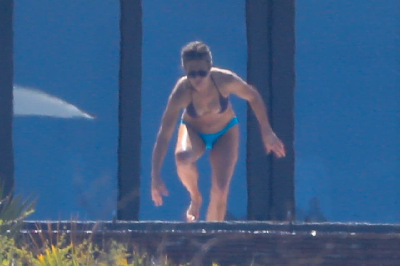 Jennifer Aniston también lució su cuerpo en bikini de dos piezas mientras disfrutaba de las cálidas aguas de la alberca que ofrecía el hotel donde se hospedaron.