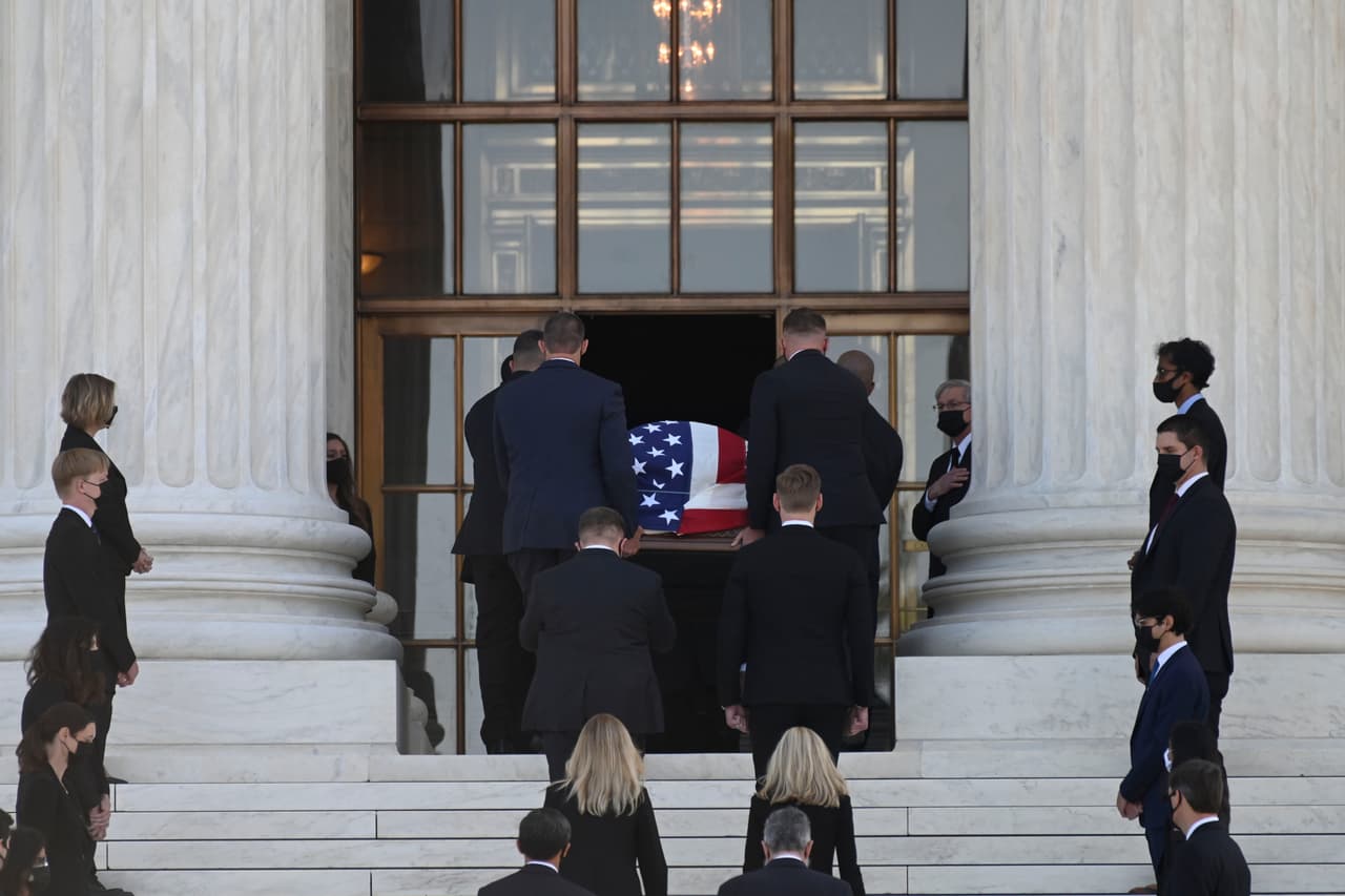 La entrada del féretro de Gisnsburg al edificio. Ginsburg será enterrada junto a su esposo, Martin, quien falleció en 2010. Será una ceremonia privada en el Cementerio Nacional de Arlington, la próxima semana. 
<br>