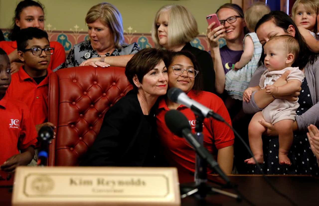 La gobernadora de Iowa, Kim Reynolds, firmó este viernes
<a href="https://www.univision.com/noticias/abortos/iowa-aprueba-una-de-las-leyes-antiaborto-mas-estrictas-del-pais-lo-prohibe-tras-detectar-el-latido-cardiaco?qqqqq">una restrictiva ley</a> que prohíbe a los médicos realizar abortos después de que se detecte un latido cardíaco, es decir,
<b>tan pronto como a las seis semanas de embarazo</b>, antes de que una mujer sepa que está esperando un bebé.