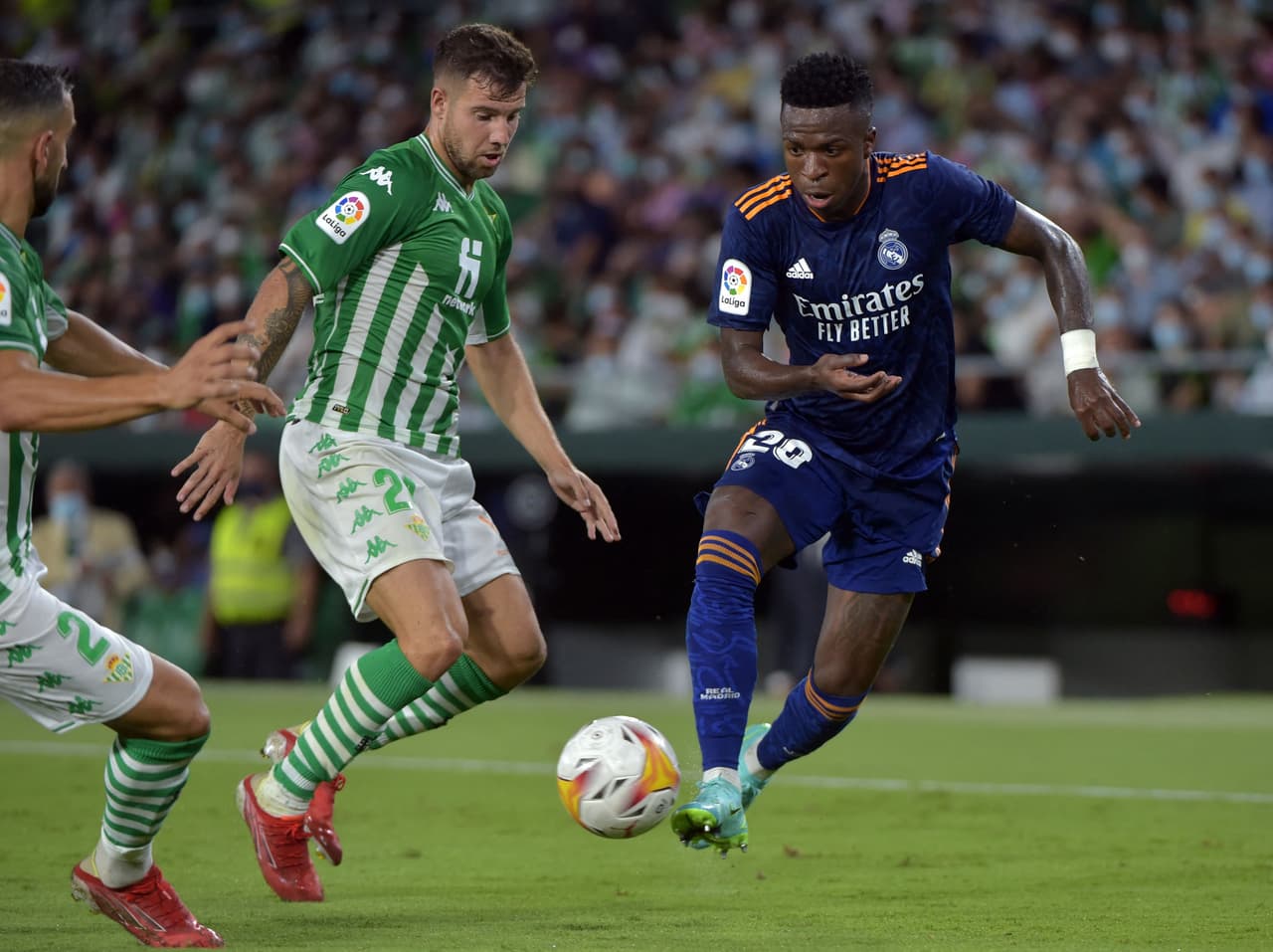 Real Madrid sacó los tres puntos en su visita al Betis en un encuentro con emociones hasta el último minuto.