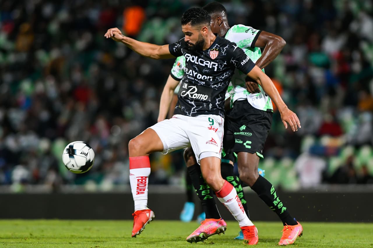 Necaxa se aprovechó de un equipo de Santos que no vive un buen arranque de temporada y los goleó a domicilio.