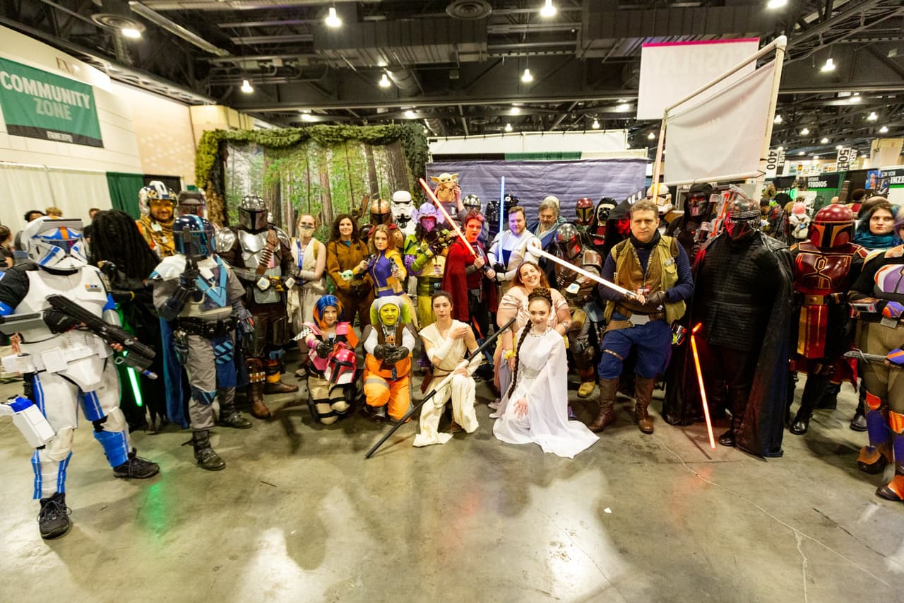 <b><a href="https://fanexpohq.com/fanexpophiladelphia/">Fan Expo at the Pennsylvania Convention Center (2 al 4 de junio)</a></b>. Anteriormente conocido como Wizard World, Fan Expo es el encuentro de todos los géneros, desde el anime hasta el cosplay. Los expositores incluyen creadores de cómics, artistas independientes y proveedores de juegos.