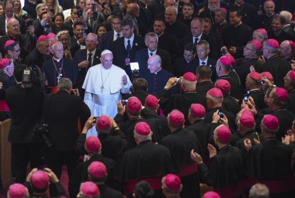 Más de 300 obispos le aguardaban en la Catedral de San Mateo Apóstol.
