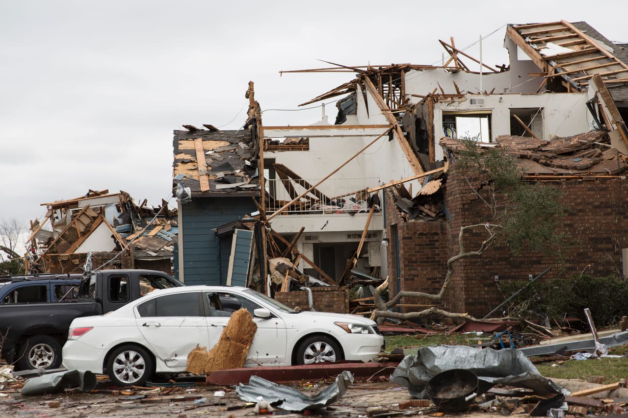 Residentes de Texas recuerdan la serie de tornados que hace un año causaron la muerte a 13 personas y dejaron a cientos sin hogar 