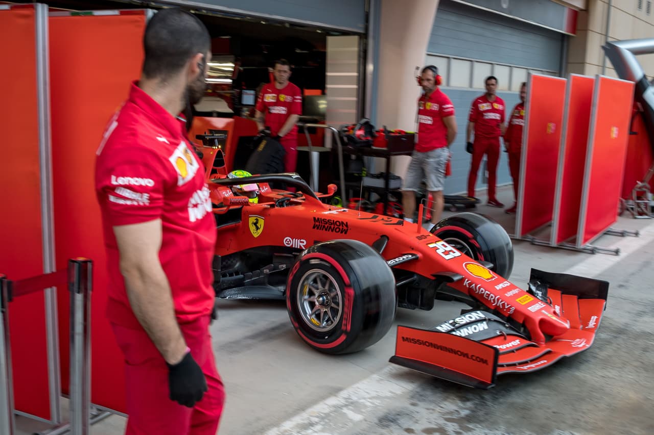 La salida de Schumacher del box fue todo un acontecimiento. El motor Ferrari volvió a rugir bajo el mando de este apellido estelar.