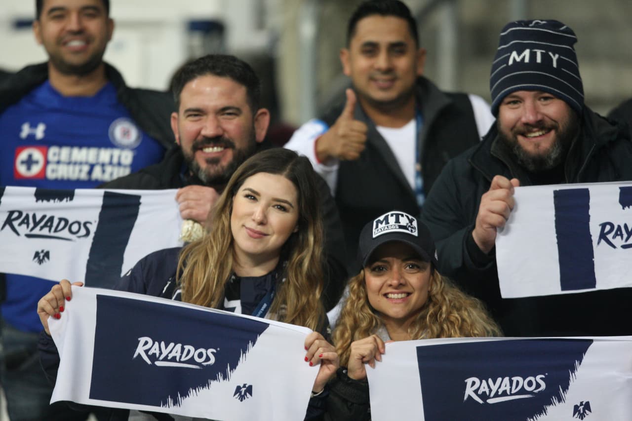 Ambiente festivo y de gran colorido por la Ida de la Semifinal entre Monterrey y Cruz Azul en la Liguilla de la Liga MX. Así lo vivieron la afición local y visitante.