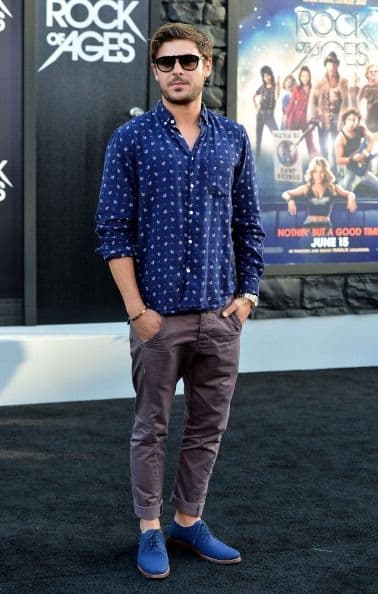 Algo que usualmente nunca falta en el clóset de este galán de Hollywood son los pantalones ajustados en colores y las camisas estampadas.