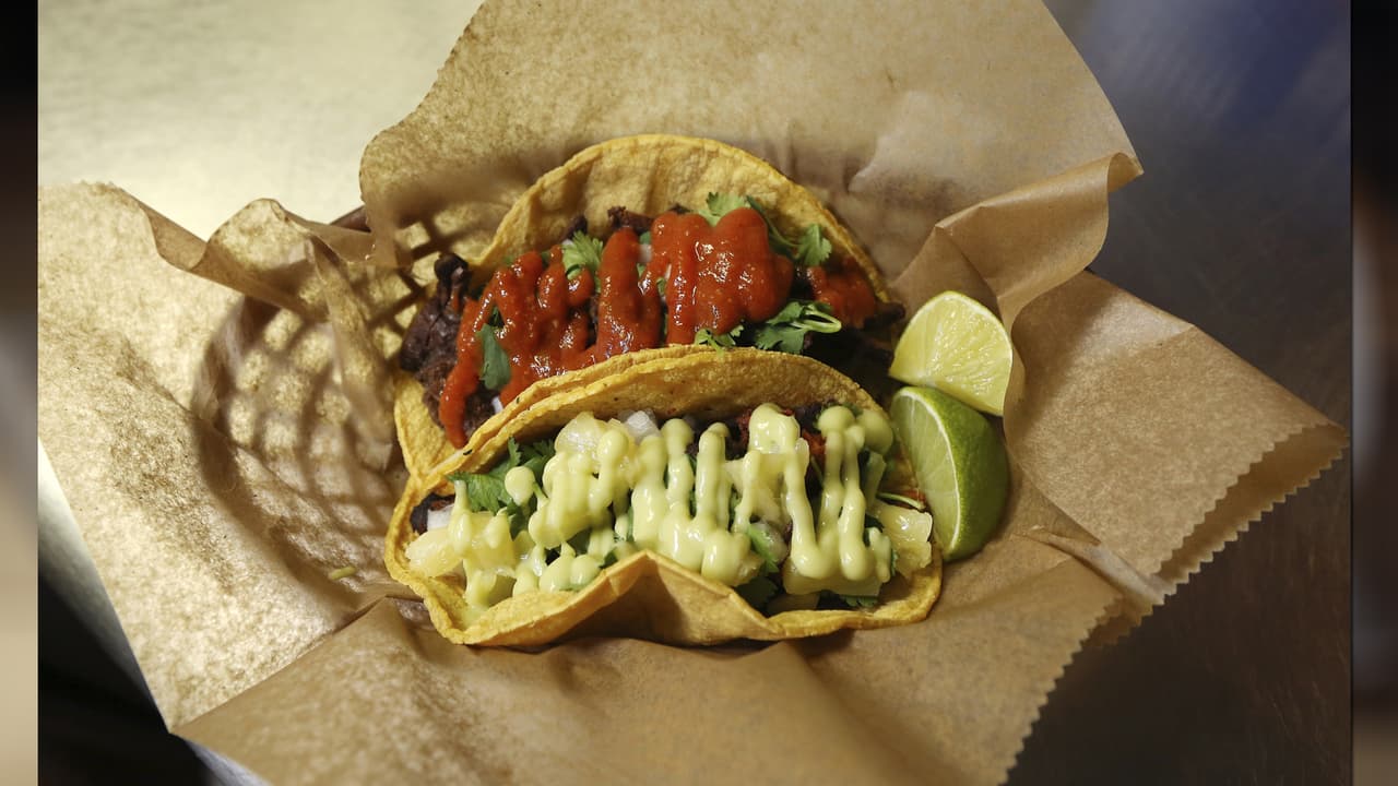 “¡Tres por 20 pesos!”, se escucha en las calles de la Ciudad de México, allí hay más de 2,800 taquerías registradas, según el Directorio Estadístico Nacional de Unidades Económicas de México. Son más de 50 mil en todo el país.