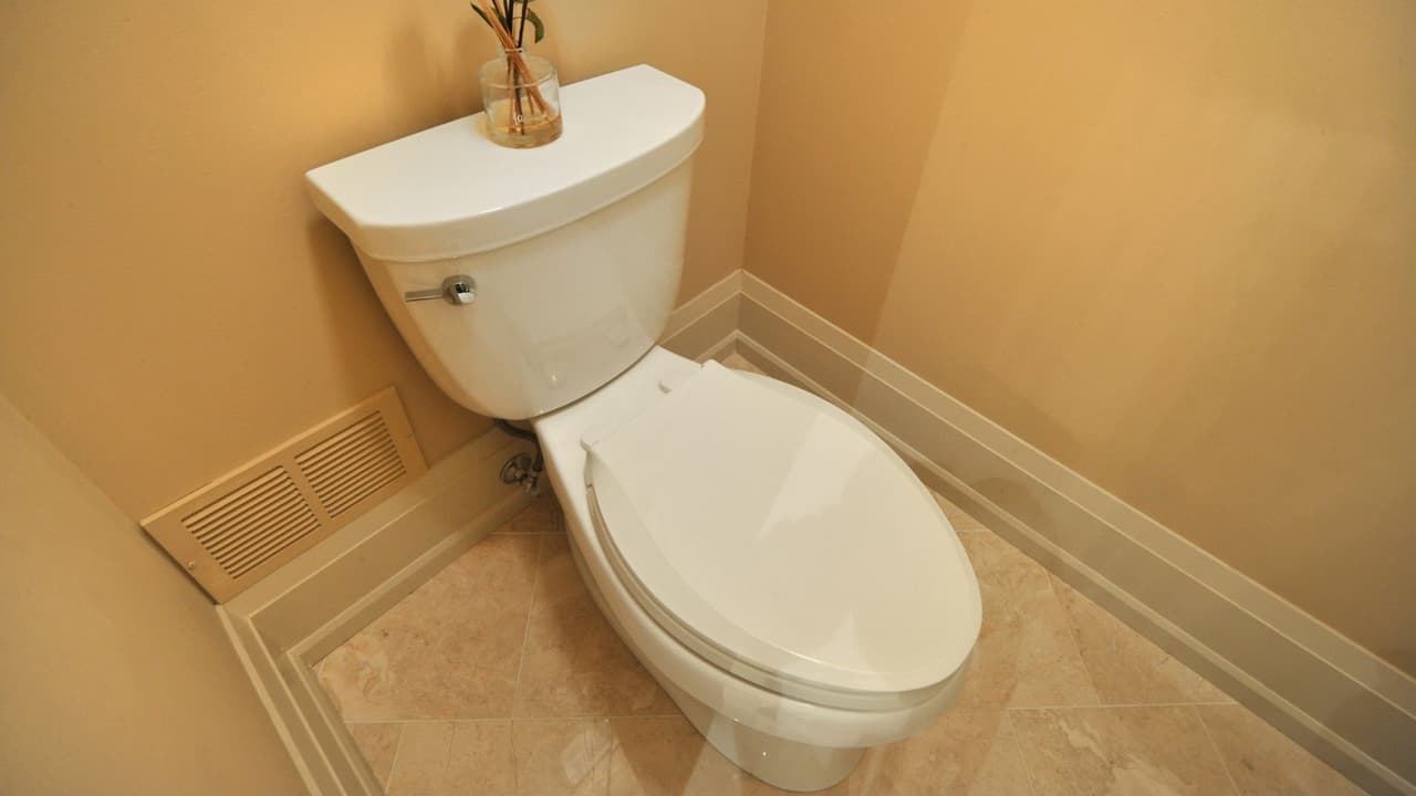 Instala inodoros de alta eficiencia, aireadores en los grifos del baño y cabezales de ducha que ahorran agua.
<br>