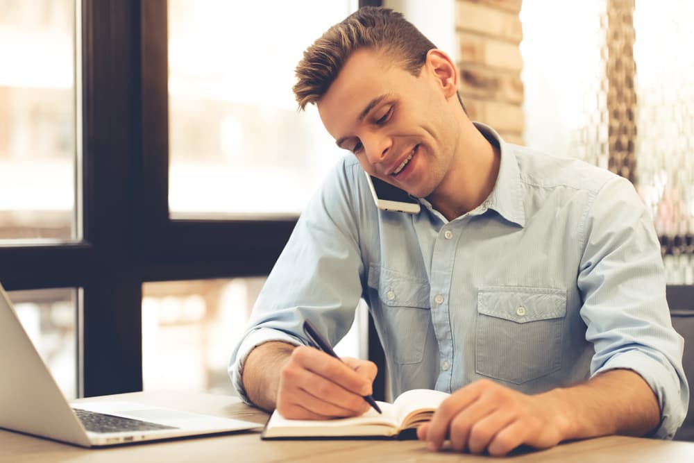 Inclusive, en muchos casos, se ponen a hacer garabatos disimuladamente cuando están en medio de una conferencia o charla aburrida o que no les interesa, aparentan estar atendiendo pero si les observamos de cerca les vemos haciendo garabatos en un papel, desde corazoncitos o figuritas, hasta líneas o círculos y otras figuras geométricas.
<br>Se observa con más frecuencia en el signo de 
<b>Géminis</b>.