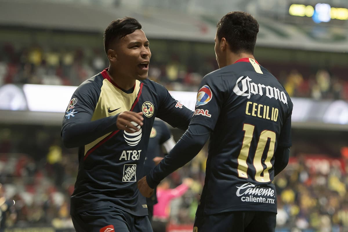 Apenas a los dos minutos el colombiano Roger Martínez (izquierda) anotó el primer gol de la noche para las Águilas.