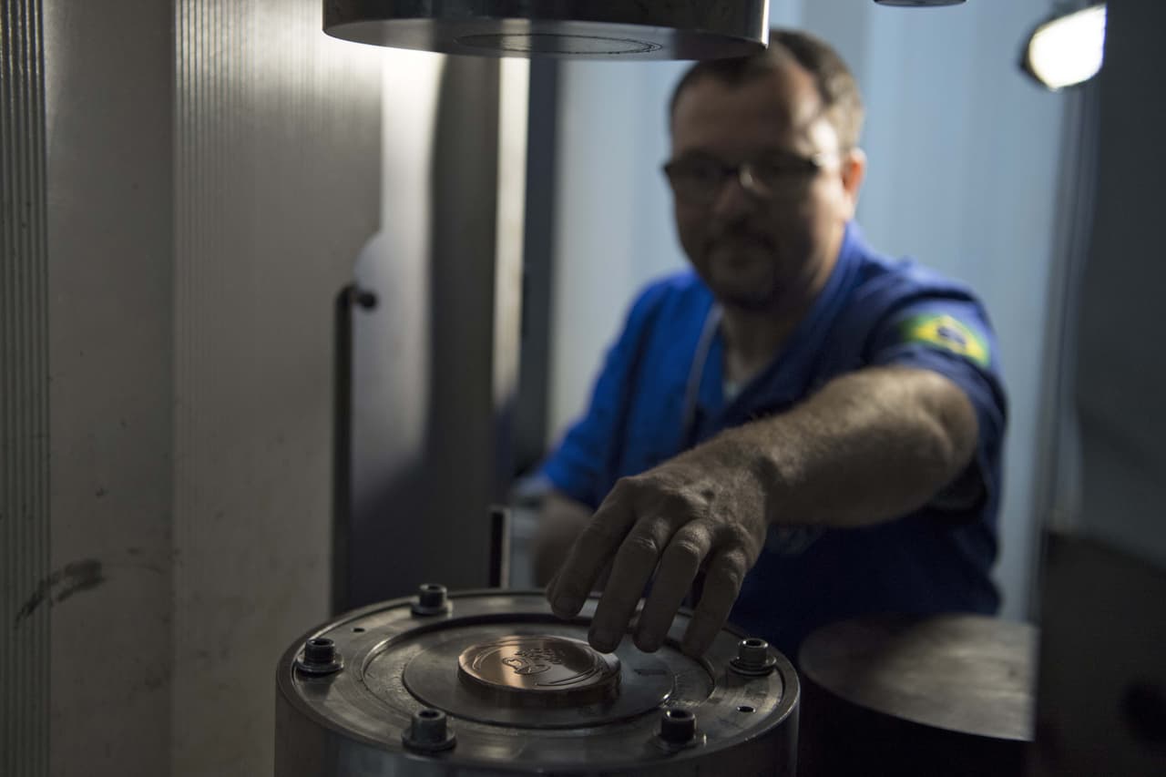 Un equipo de unas 100 personas, entre escultores y operadores de máquinas, han trabajado dentro de la Casa de la Moneda de Brasil para las medallas que se están entregando en los juegos.