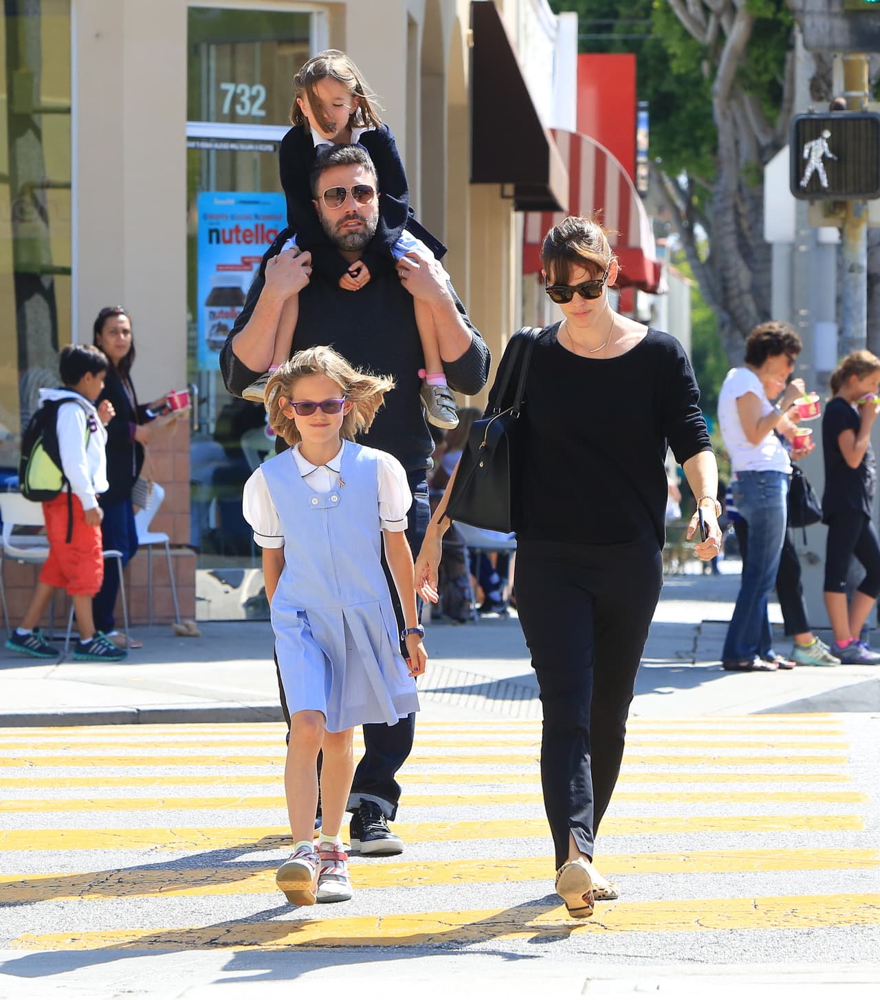 Mientras tanto, pasearon como una feliz familia.