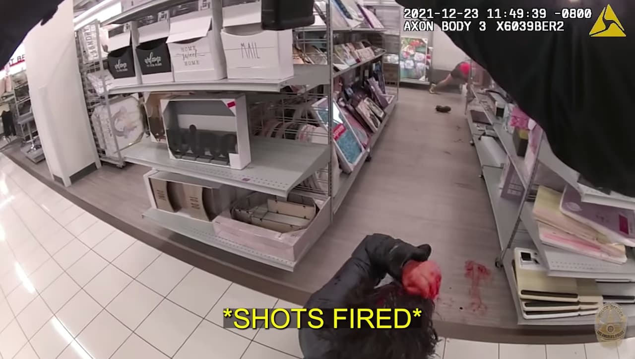 <b>11:49 a.m.: </b> Un policía con un rifle se acerca al sospechoso y pide a los otros agentes que despejen su camino. Una ronda de disparos de un policía con un rifle abaten al sospechoso quien falleció en el lugar.