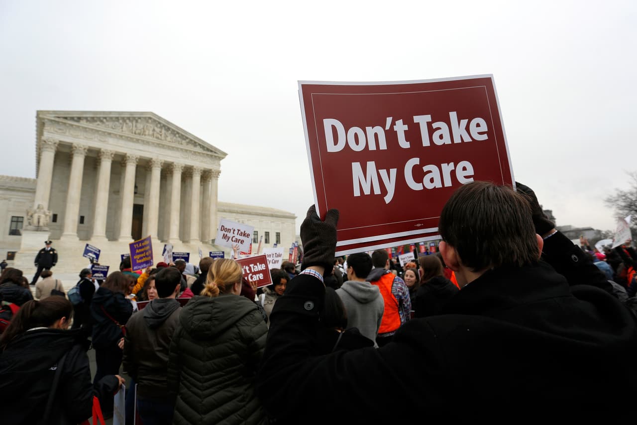Manifestantes a favor de Obamacare se reúnen en el edificio de la Corte Suprema en Washington el 4 de marzo de 2015. Alrededor de 20 millones de personas han conseguido coberturas desde la promulgación de la ley. También ha aumentado la cobertura mediante empleadores, pero los expertos atribuyen a la ley la vasta mayoría del aumento de asegurados. Unas 28 millones de personas continúan sin seguro médico en el país.