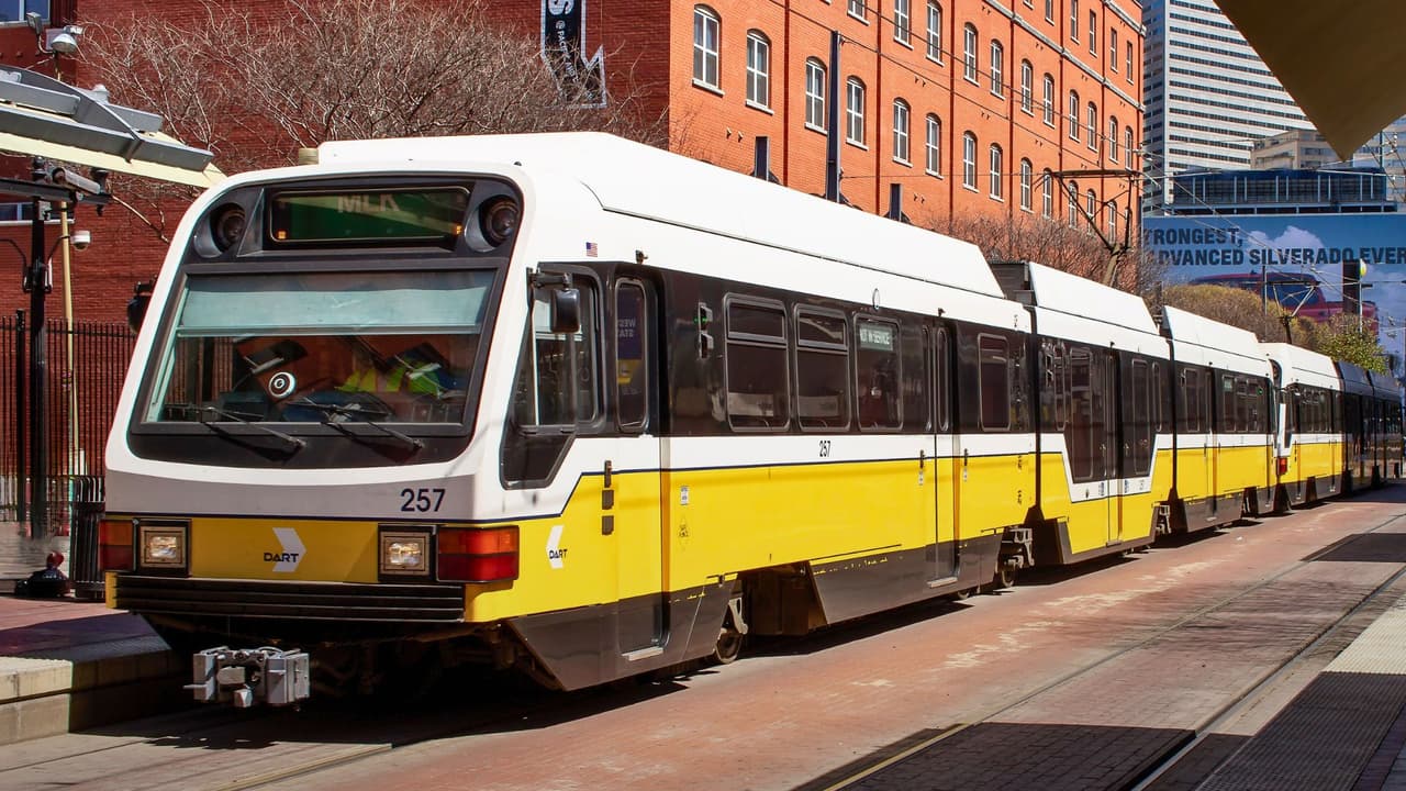 Cada mañana, miles de personas en el norte de Texas hacen lo mismo: 
<b>abren la aplicación, compran su pase y se suben al tren o al autobús</b> para ir al trabajo, a clases o a una cita médica. 
<br>👉🏻 
<b>Desde el 1 de marzo de 2026</b>, ese gesto costará menos para muchos usuarios. 
<br>Dallas Area Rapid Transit, conocida como DART, 
<b>anunció ajustes en sus tarifas.</b>
<br>💰 El cambio más importante es: 
<b>el Regional Day Pass baja de 12 a 9 dólares.</b> Es una reducción del 25%
<br>Ese pase permite usar
<b> los servicios de DART, Trinity Metro y Denton County Transportation Authority con un solo pago. </b>