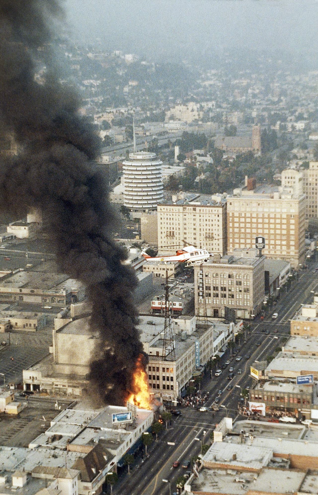Un helicóptero sobrevuela un edificio que se incendiaba en Hollywood el jueves 30 de abril de 1992.