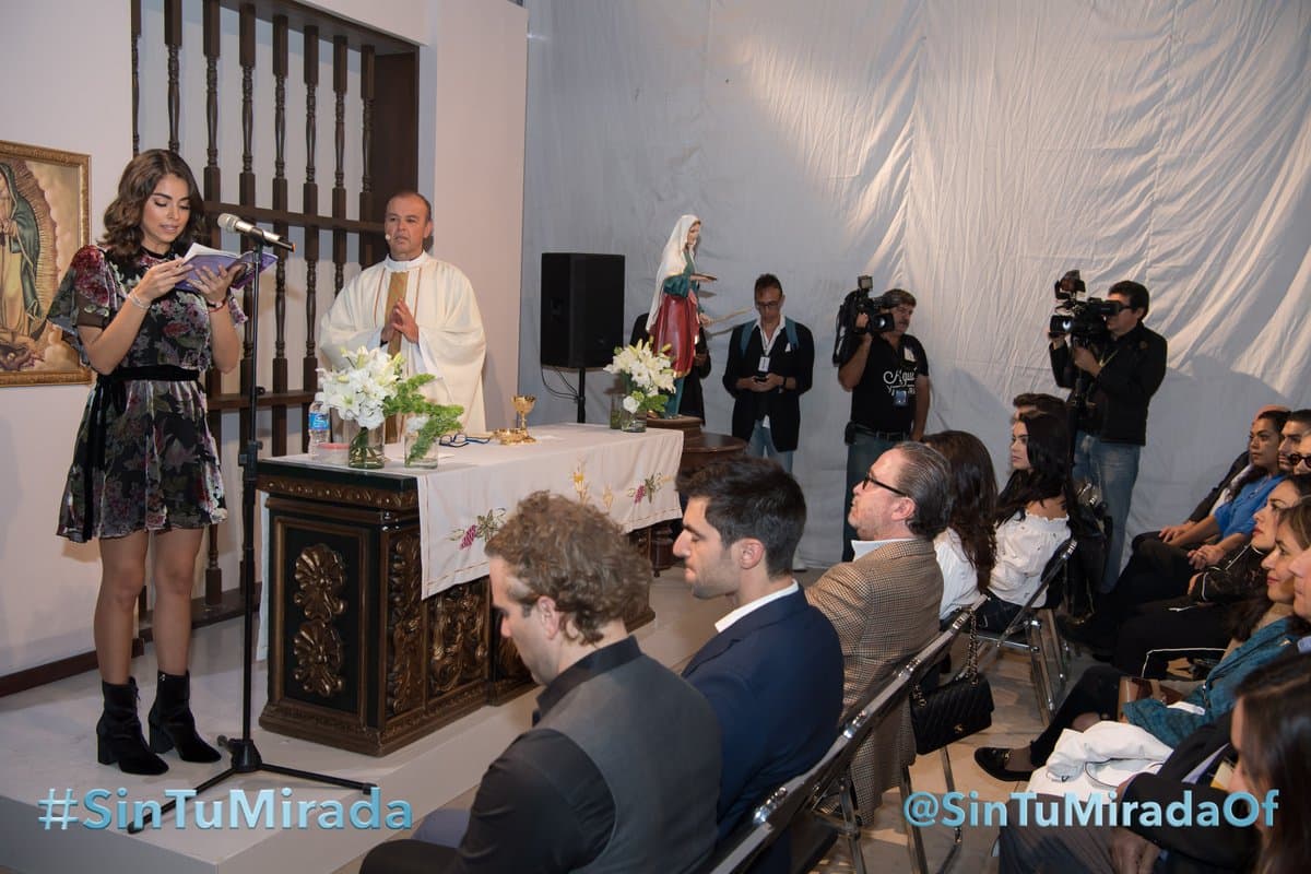 Mientras que Claudia le dio lectura al 'Salmo', dando gracias por su primera gran oportunidad dentro de las telenovelas de Televisa.