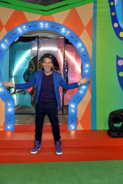 Carlitos Calderón llegó con un blazer azul.