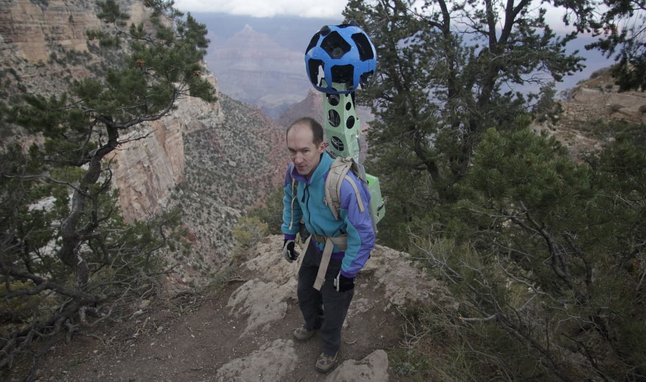 El director de ingeniería de Google, Luc Vincent, posa con el Trekker antes de salir al Bright Angel Trail durante una demostración para los medios de comunicación en el South Rim del Parque Nacional del Gran Cañón en Arizona.