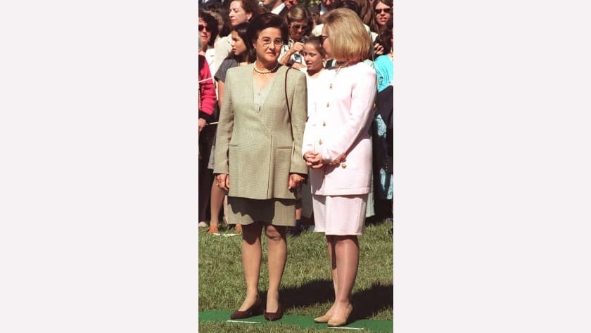 Hillary Clinton (der.), habla con la exprimera dama de Brasil, Ruth Cardoso (izq.), durante una ceremonia de honor militar que da la bienvenida a el entonces presidente de Brasil, Fernando Henrique Cardoso a la Casa Blanca en Washington, DC el 20 de abril de 1995.