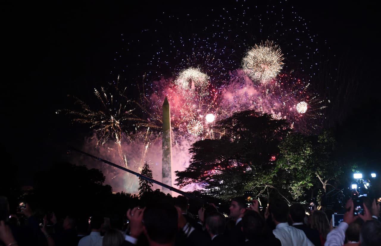 Los fuegos artificiales detrás del monumento a George Washington en la capital del país.