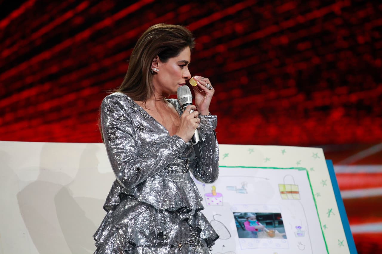 Por lo que no dudó en regalarle a Galilea unos cuantos
<b><a href="https://www.univision.com/shows/pequenos-gigantes/jabones-para-las-arrugas-para-la-grasita-y-mas-sorpresas-de-sarilu-para-galilea-video">para las arrugas y para la grasita</a></b>, lo cual aceptó la presentadora, no muy convencida.