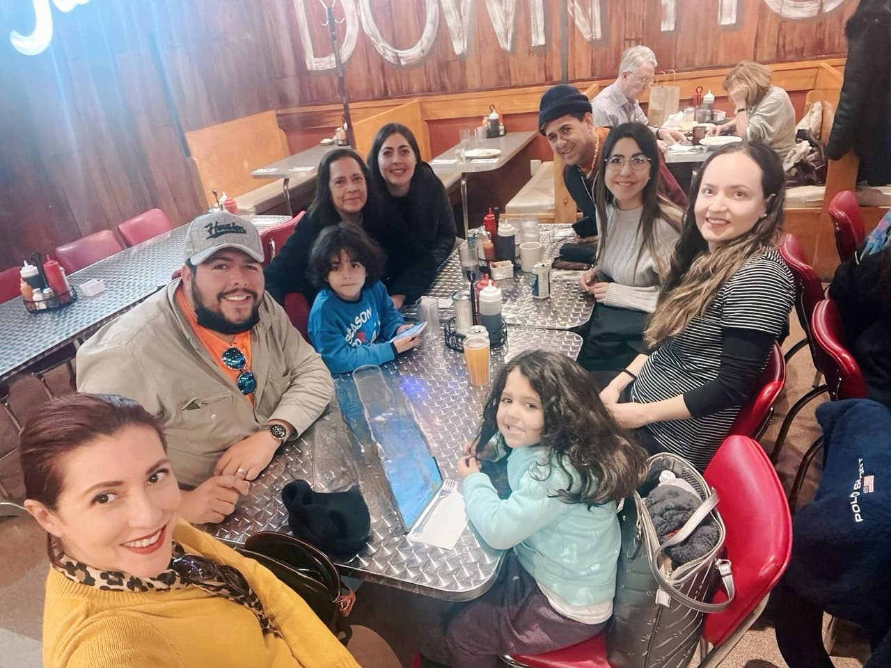 <b>Ana Patricia Candiani</b>: ¡Feliz Año Nuevo !Turisteando con mi familia en Filadelfia. Estábamos por comernos un Philly Cheese Steak.