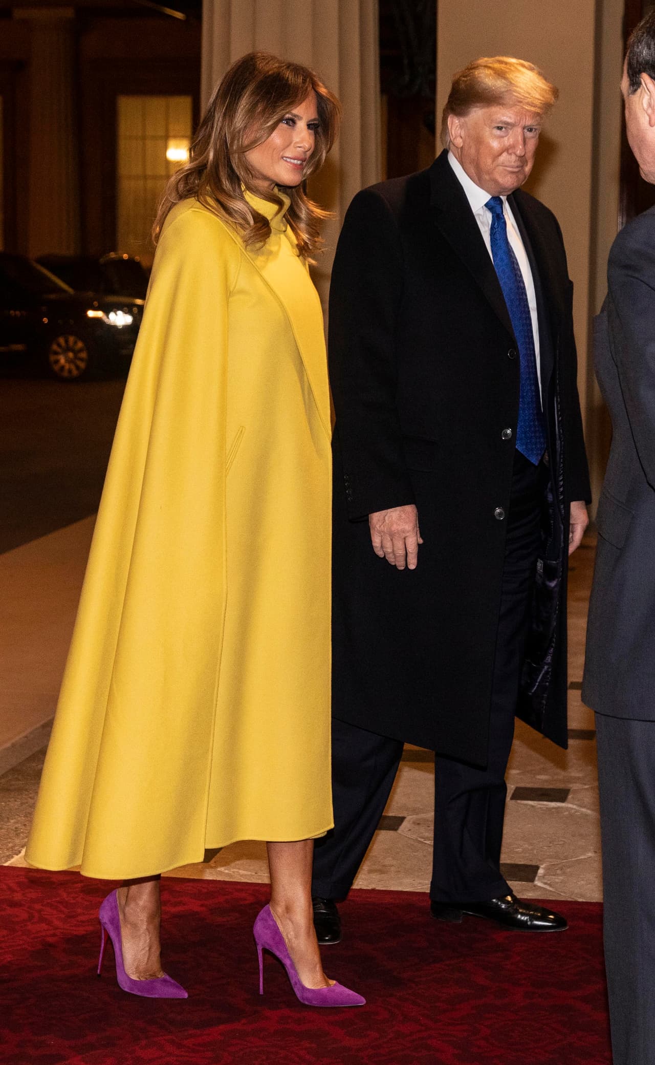 De acuerdo con diversos medios británicos como 
<b><a href="https://www.dailymail.co.uk/femail/article-7752175/Melania-Trump-cuts-colourful-figure-bright-yellow-4-600-Valentino-coat-Clarence-House.html">Daily Mail</a></b> y 
<b><a href="https://www.express.co.uk/life-style/style/1212606/melania-trump-donald-style-prince-charles-london-nato-pictures">Express</a></b>, la primera dama acompañó a su marido, el presidente de Estados Unidos, vistiendo una capa amarilla de la marca Valentino.
<br>