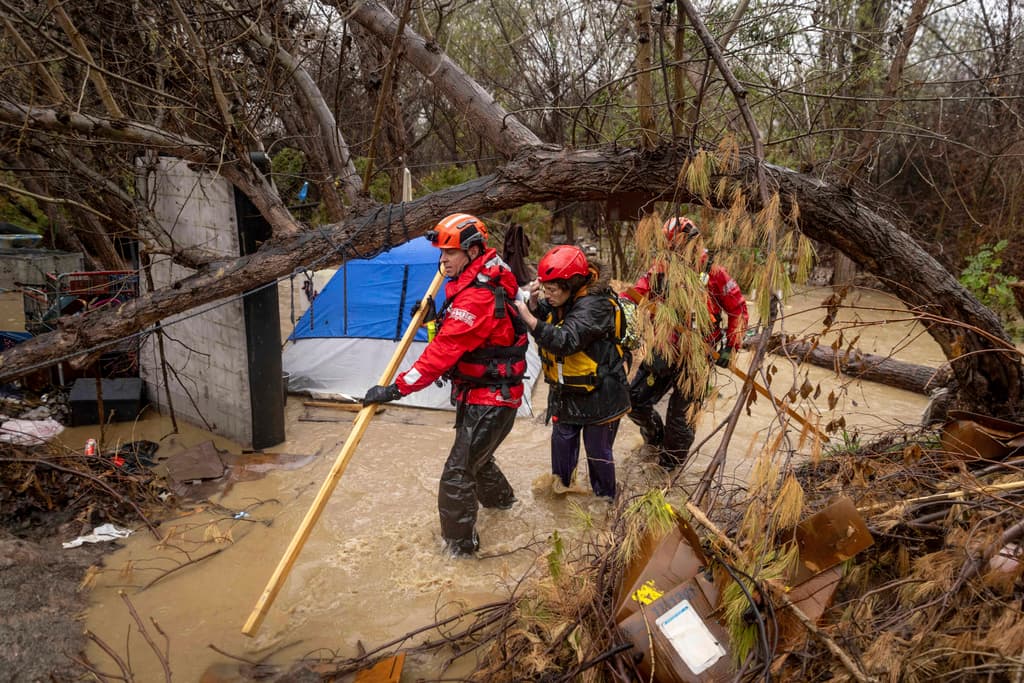 La tormenta que impacta el sur del California ha dejado lluvias históricas en la región.