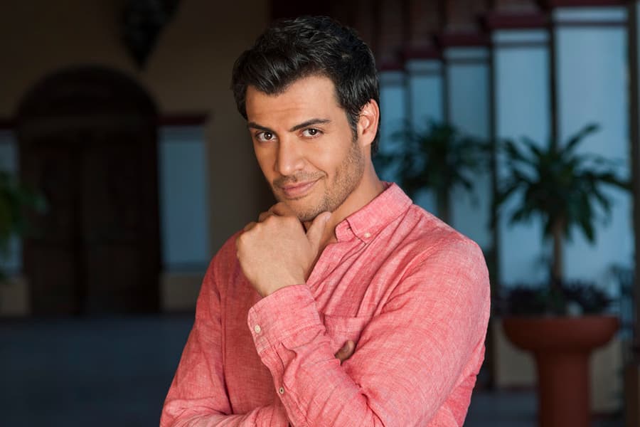 Andrés Palacios interpreta a Alejandro San Román.