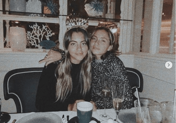 Sus hijas han crecido rápido. Aquí aparecen hace unos cuantos años atrás durante una celebración de Año Nuevo.