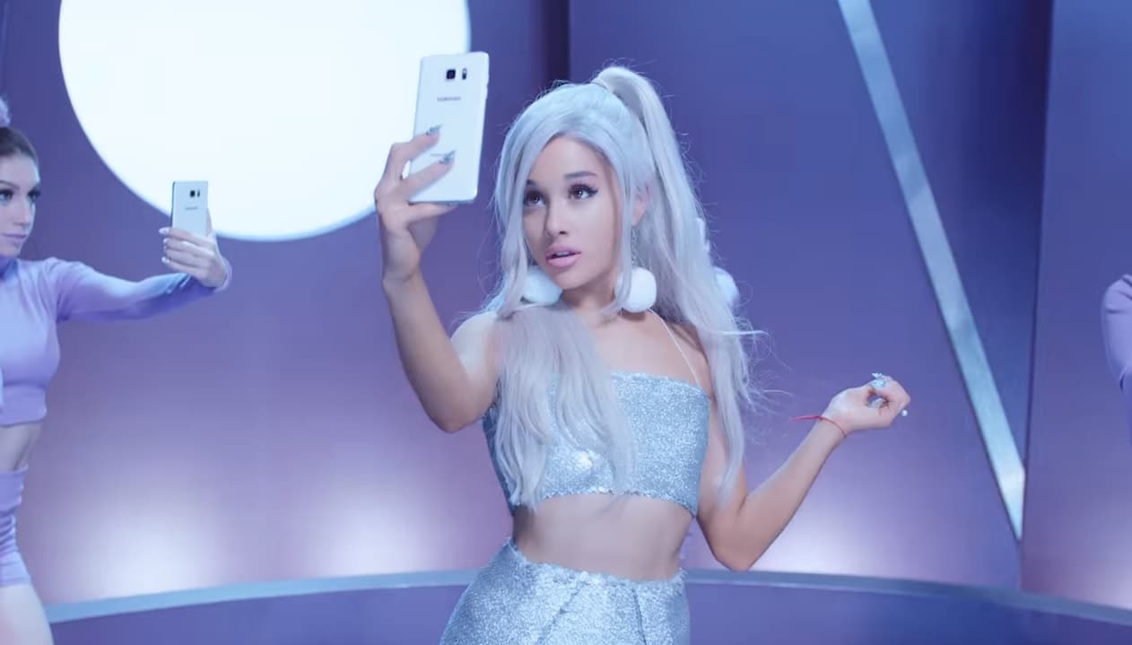 En su más reciente sencillo sacó la casta y demostró que aún con pocas 'boobs' es capaz de enamorar.