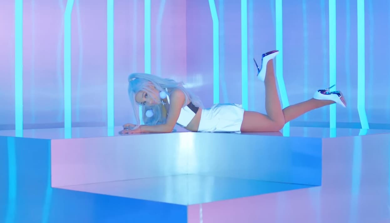 Como toda una 'lolita', Ariana invita a lo largo del clip a hacerle 'Focus' a sus curvas.