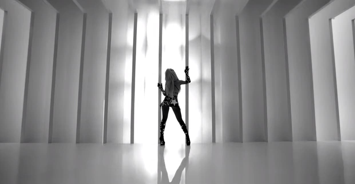 En cuestión de segundos, logró posicionar en la cima de los hits, junto a Adele y su tema 'Hello', su nuevo sencillo.