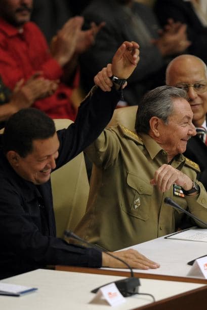 Venezuela es el principal socio comercial de Cuba, con un intercambio de $3,500 millones anuales, le suministra 100 mil barriles diarios de petróleo y recibe unos 40 mil cooperantes cubanos, 30 mil de ellos en salud.