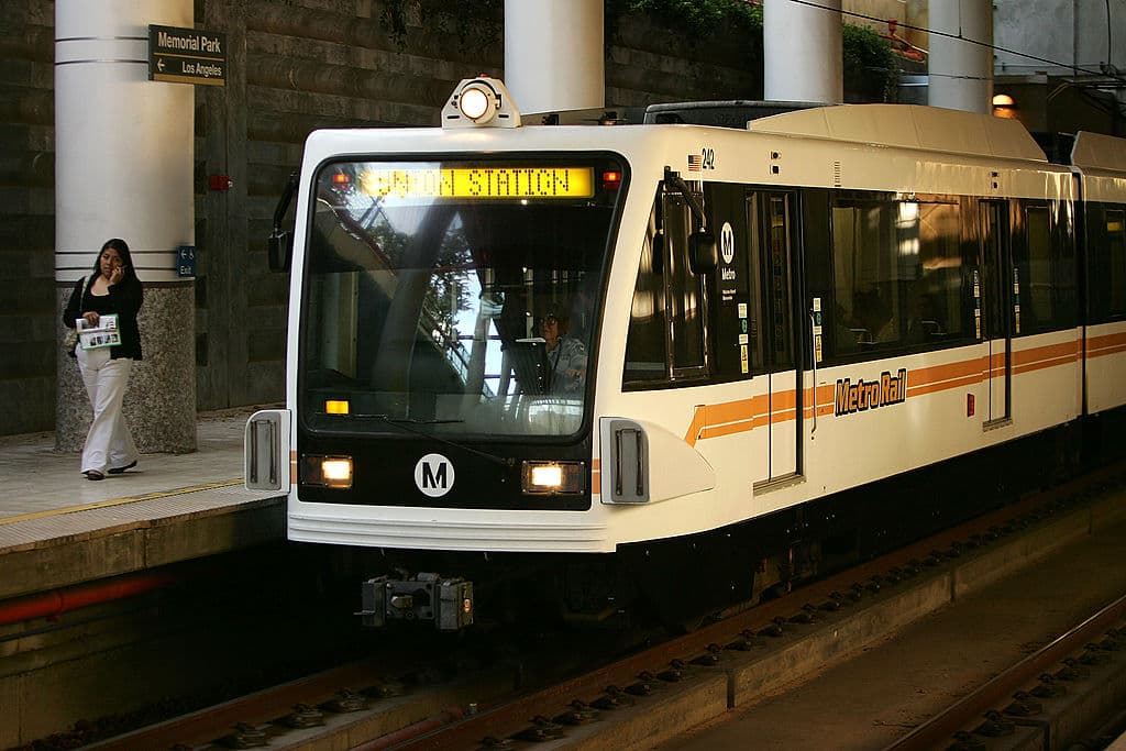 <b>Línea Expo del Metro:</b> ¡Todos a bordo! Aunque abordar el tren no es gratis (un boleto cuesta aproximadamente $1.75), todos los vagones cuentan con aire acondicionado. Desde tu asiento puedes observar el panorama angelino sin preocuparte del calor o el tráfico. Además, la línea Expo llega hasta las playas de Santa Monica.