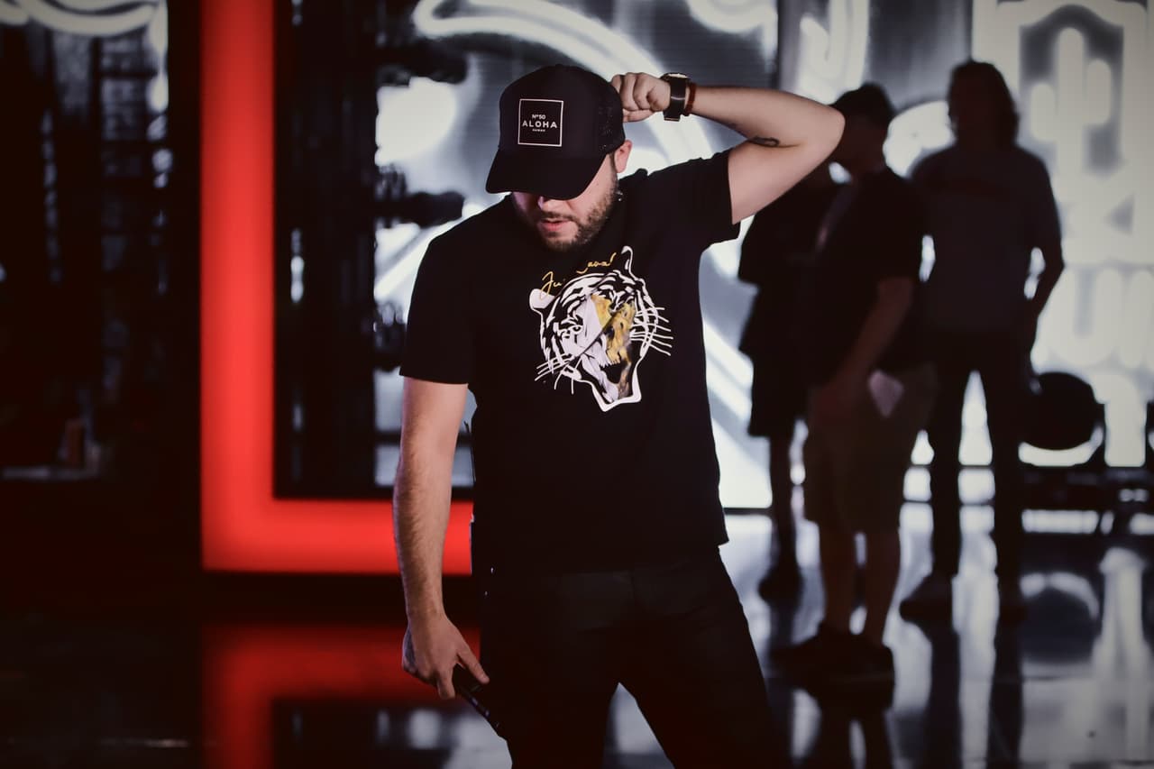 Entre los recesos, Ortiz repasaba la letra de 'Otra borrachera', el tema que estrenará en vivo en Premio Lo Nuestro.