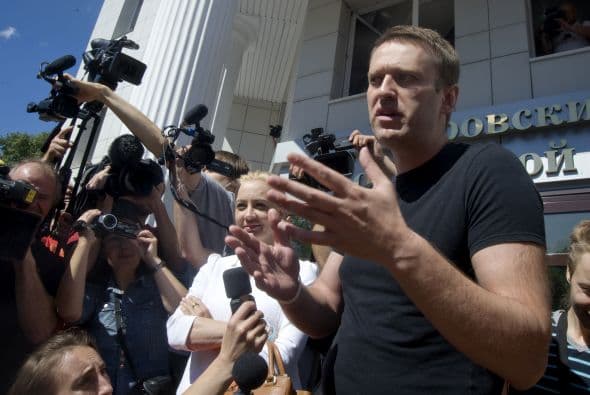 El alcalde en funciones de Moscú, Serguéi Sobianin, se pronunció a favor de que el dirigente opositor Alexéi Navalny se presente a las elecciones al Ayuntamiento de la capital rusa del próximo 8 de septiembre. Navalny decidió retirar su candidatura tras ser condenado la víspera a cinco años de cárcel en un caso de robo de madera y fraude, lo que de hecho le inhabilitaba para tomar parte en unas elecciones. Después de su arresto, condena y posteriores demostraciones en St. Petersburg y otras ciudades rusas, el bloguero fue puesto en libertad en forma inesperada. Al quedar en libertad hasta que se resuelva la apelación de la sentencia, el opositor podría concurrir teóricamente a los citados comicios. Tras abandonar la prisión preventiva de la ciudad de Kírov, unos 900 kilómetros al este de la capital, Navalny señaló que tomara una decisión cuando vuelva a casa. Mientras, el veterano opositor liberal, Borís Nemtsov, animó hoy a Navalny a postular su candidatura, "continuar hasta el final y ganar". "Estoy convencido de que si en las elecciones recibe más de un millón de votos, no se atreverán a encerrarlo. La garantía de inmunidad de Navalny depende directamente del apoyo popular", apuntó. Navalny, bloguero anticorrupción que sacó a la luz los trapos sucios del partido del Kremlin, era considerado hasta su condena ayer a cinco años de cárcel el dirigente opositor con mayor gancho electoral. Los analistas no creen en una posible victoria de Navalny en las elecciones a la alcaldía, pero consideran que su condena sí puede traerle réditos electorales. Uno de los organizadores en diciembre de 2011 de las mayores protestas antigubernamentales desde la caída de la Unión Soviética, Navalny fue el dirigente más votado cuando la oposición extraparlamentaria decidió crear un consejo coordinador.