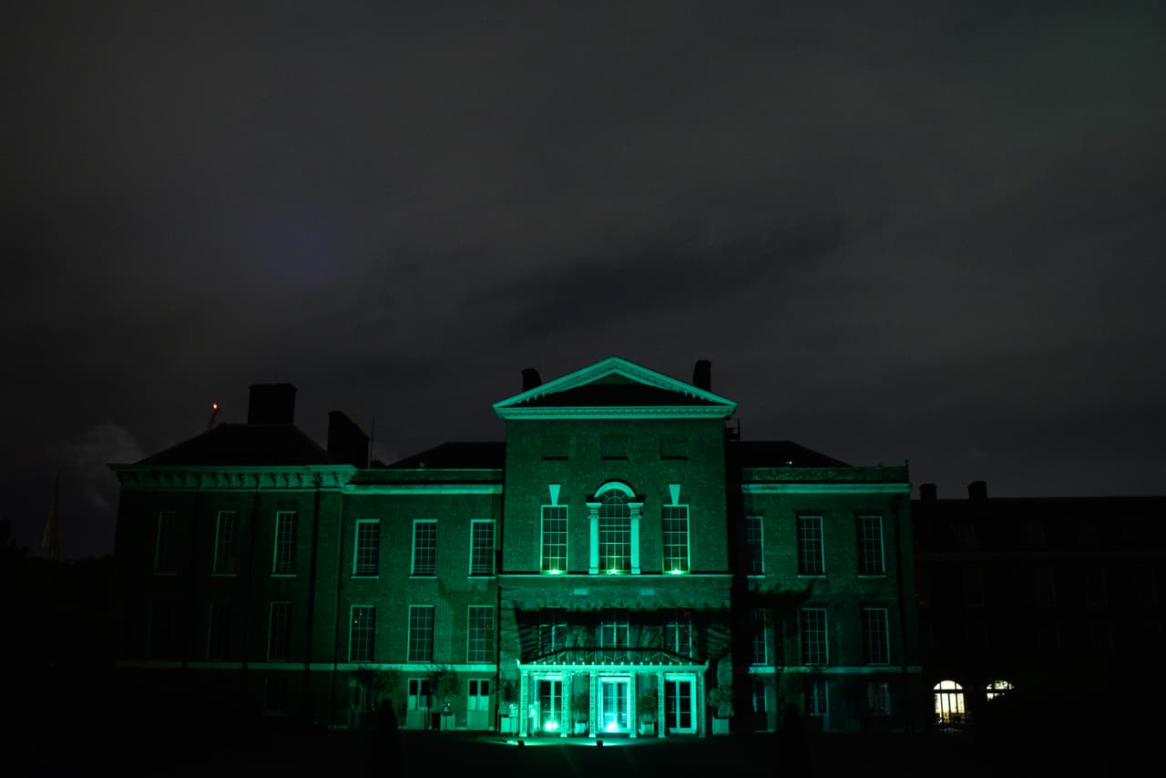 El experto dijo que quedó "fascinado" con los interiores del recinto e imaginó cómo eran las fiestas de la familia real durante la época georgiana.
<br>