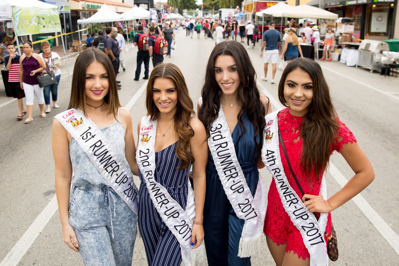 Las reinas del carnaval 2017 posan para una fotografía en la Calle Ocho.