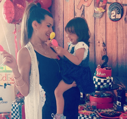 Michelle está feliz de saber que además de su mamá, pronto tendrá un nuevo compañerito de juegos.