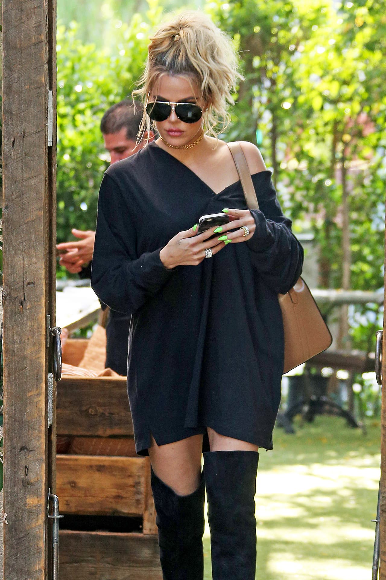 Khloé con un look muy original y sexy.