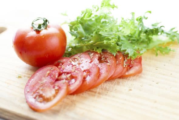 Simple y saludable: prepara una ensalada sencilla con jitomate, cebolla morada, lechuga y cilantro picado.