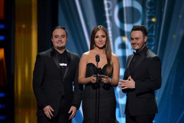 América Sierra y Río Roma entregaron el premio en la categoría de Grupo o Dúo Regional Mexicano del Año y Artista Banda del Año.