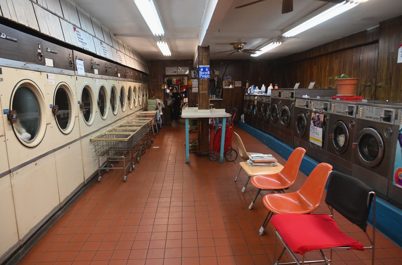 <b>Servicios esenciales</b>, incluyendo:
<br>-Lavanderías
<br>-Recogida, procesamiento y eliminación de basura y reciclaje
<br>-Servicios de correo y envío
<br>-Limpieza y mantenimiento de edificios
<br>-Servicios de cuidado de niños
<br>-Reparación de automóviles
<br>-Almacén/distribución y cumplimiento
<br>-Funerarias, crematorios y cementerios
<br>-Almacenamiento para negocios esenciales
<br>-Refugios para animales