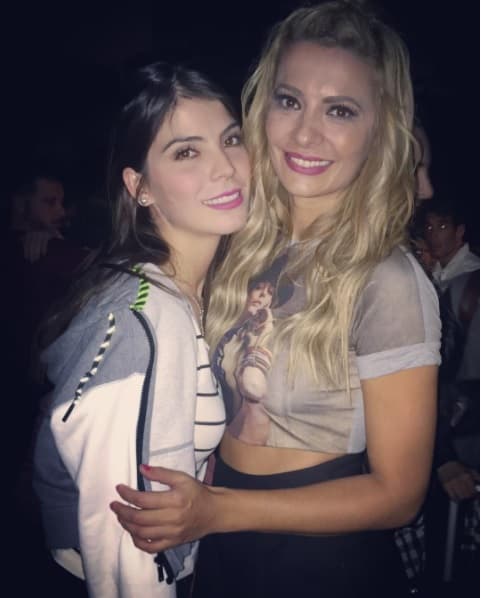 Esmeralda Ugalde ha trabajado en teatro en México. Estuvo a lado de los actores Cecilia Galliano y Carlos Bonavides, hicieron una pequeña gira por el interior del país.