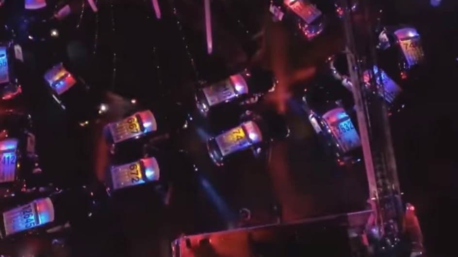 Bomberos y policías llevan espectáculo de luces a niños hospitalizados que no pueden salir a mirar los adornos navideños