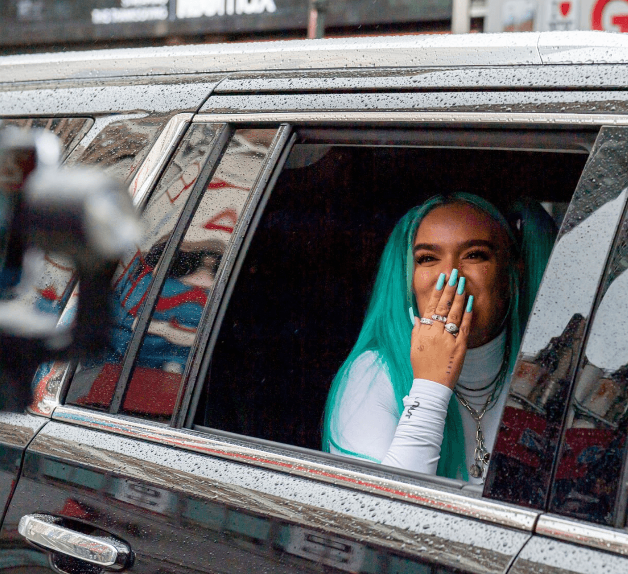 Aunque
<a href="https://www.univision.com/musica/karol-g-cantando-salsa-junto-al-grupo-niche" target="_blank">la artista colombiana</a> poco publica sobre sus contribuciones financieras y sociales, sus seguidores han hecho eco del lado mas fraternal de la paisa.